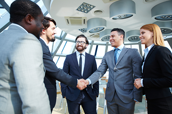 Group of business people looking at their colleagues handshaking prospection digitale